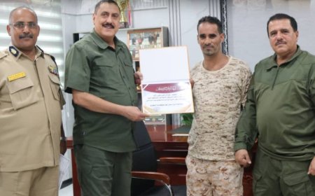 مدير أمن عدن يكرم ضابطين أمنيين نظير إخلاصهم وتفانيهم بالعمل في الهجرة والجوازات.