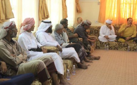 خلال اللقاء مع لجنة التواصل.. مشايخ ورموز مديرية ثمود الصحراوية: النخبة الحضرمية تأسست عندنا في معسكر الخالدية كمنجز لأمن واستقرار حضرموت