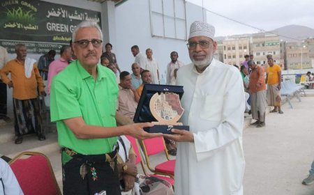 الدكتور العوبثاني يهدي درعا تذكاريا لرئيس مجلس إدارة نادي المكلا الرياضي