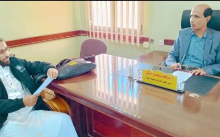 مدير مكتب التربية والتعليم بشبوة يلتقي مدير تربية ميفعة ويناقش معه سير العملية التعليمية