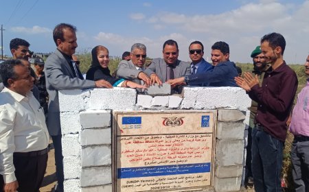 الوزير السقطري ونائب محافظ عدن يضعان حجر الأساس لأكبر وأهم مشاريع القطاع السمكي 