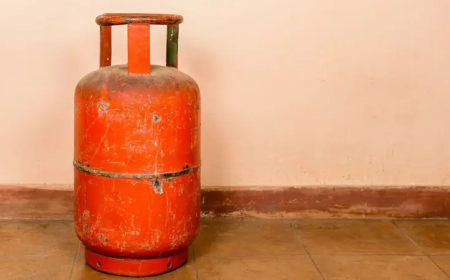 إنفجار إسطوانة غاز يؤدي إلى تهدم منزل بالكامل فوق ساكنيه مقتل واصابة 10 من افراد الأسرة ببلدة في إب