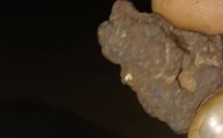 مواطن من أبين يعتقد بأنه عثر على حجر نيزك سماوي