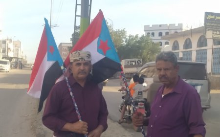 نائب رئيس تنفيذية انتقالي أبين يشرف على رفع الأعلام في شوارع مدينة جعار بمديرية خنفر