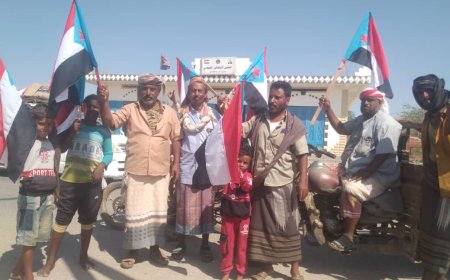 انتقالي أحور يدشن رفع أعلام الجنوب على المباني الحكومية وشوارع المدينة ابتهاجاً بثورة 14 أكتوبر المجيدة