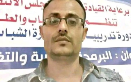 قائد الكتيبة الأولى باللواء الأول صاعقة العقيد الركن عبد الله أحمد النسري يُعزّي في وفاة الناشط عبد الله طزح