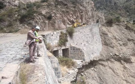 مدير عام يهر يتفقد اضرار الطريق الرئيسي من أمطار السيول