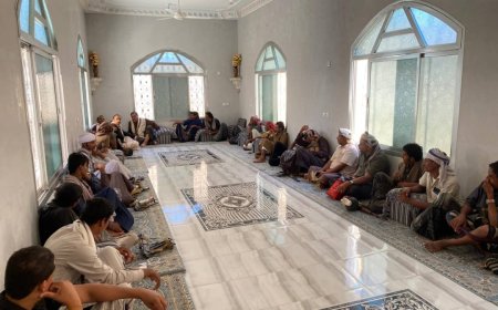وفد من حلف قبائل شبوة برئاسة الخبيلي يقدم واجب العزاء للأمين المساعد للحلف مجور بوفاة والده