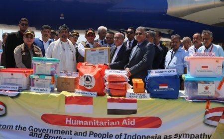 معالي الوزير الاغبري  ونائب محافظ عدن يستقبلان الوفد الاندونيسي  و يتسلمان شحنة المساعدات الإغاثية 