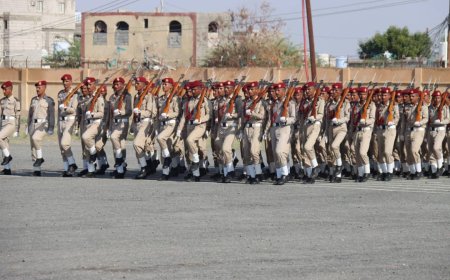 وزير الدفاع يشهد عرضًا عسكريًا لطلبة الكلية الحربية في عدن بمناسبة ذكرى ثورة 14 أكتوبر المجيدة
