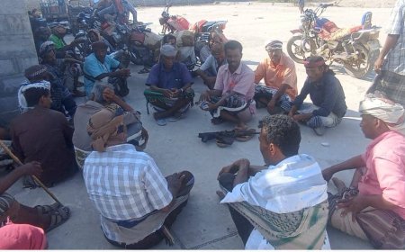 السلطة المحلية بأحور تناشد منظمة كير وبرنامج الغذاء العالمي بالنزول الميداني والتحقق عن الأسر التي تم اسقاطها من الكشوفات