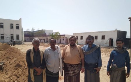 الشيخ الدغاري بن رشيد يتفقد العمل في مدرسة البنات بعاصمة المديرية ميفعة ويشيد بجمعية الشيخ عبدالله النوري الخيرية