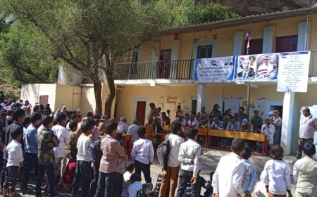 بحضور الجعدي.. مدرسة الحميراء بمديرية الضالع تحتفي بعيد أكتوبر وتكرم طلابها 