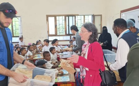 رئيس المكتب الفني ومدير التغذية المدرسية بوزارة التربية يطلعون السفيرة الفرنسية على إعداد الوجبات المدرسية في المطبخ الصحي بعدن 