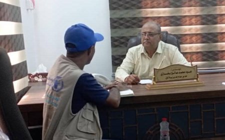 مدير عام تبن بلحج يناقش مع مشرف الوصول الإنساني بالمديرية سقوط العديد من المستفيدين