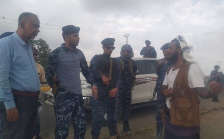 بعد اغلاقهم للطريق العام.. مدير عام مديرية زنجبار يوجه باعة المواشي للبيع بموقع السوق الجديد