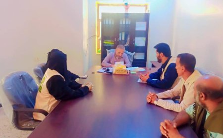 مدير عام الشؤون الاجتماعية والعمل يناقش مع مؤسسة أبين للتنمية التدخل في بناء ثلاثة فصول بمنطقة النخعين لودر 