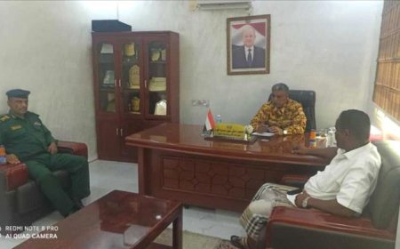 مدير أمن المهرة يناقش مع مدير مديرية الغيضة الأوضاع الأمنية