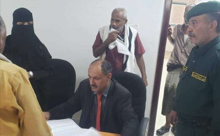 زيارة مفاجئة لمسؤول حكومي لقسم شرطة بعدن لتفقد أحوال السجناء 