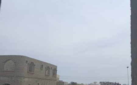 المهرة.. شاهد بالصور مدينة الغيضة ظهر اليوم مع المنخفض المداري في السواحل