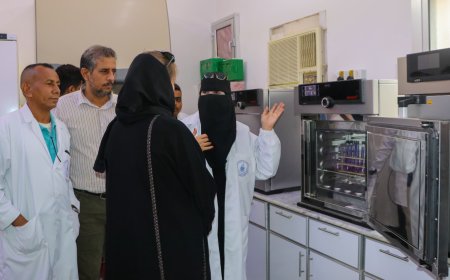 نائبة المدير الإقليمي لمنظمة تراينجل تزور المختبر المركزي لفحص المياه بعدن