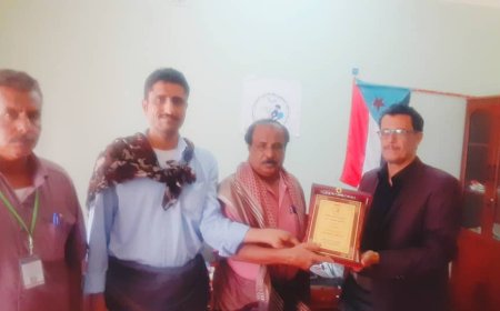 نقابة الصحفيين والإعلاميين الجنوبيين بشبوة تكرم الصحفي صالح الهفيش بدرع الصحافة