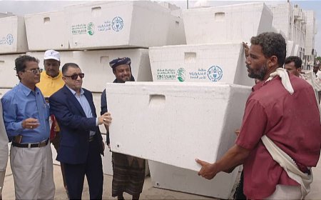 أمين عام محلي ابين "الحامد" يدشن توزيع عوازل حفاضات عازلة لصيادي تعاونية شقرة السمكية