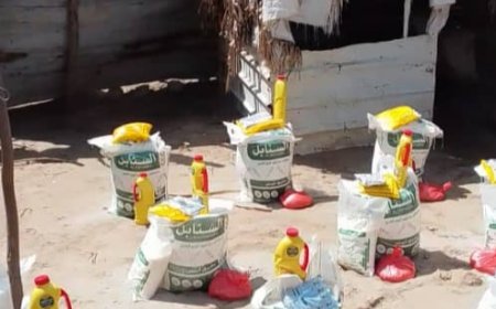 بدعم من فاعل خير .. مبادرة "تراحم" الإنسانية توزع سلال غذائية ولحوم للأسر الأشد فقراً بأبين