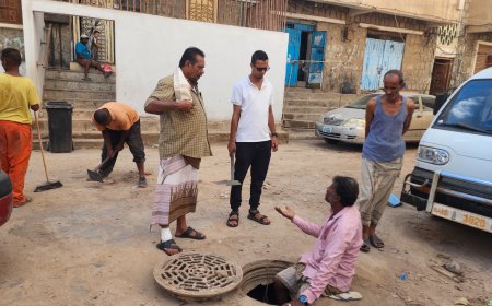 عدن.. حملة لرفع الأتربة والمخلفات بحي القطيع بمديرية صيرة