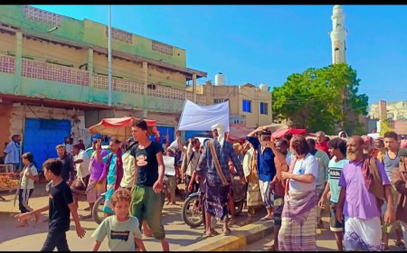 أبين.. مسيرة جماهيرية وعصان مدني شهدتها زنجبار احتجاجا على تدهور العملة ورفع الأسعار