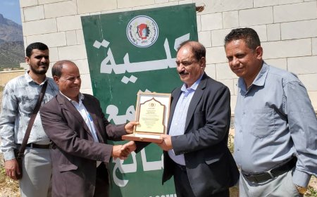 تقديراً وعرفاناً لدوره في دعم الانشطة التعليمية.. عمادة كلية المجتمع بالضالع تكرم المحافظ اللواء علي مقبل