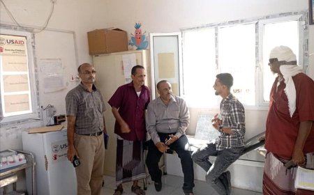 مدير مكتب الصحة بمديرية تبن وفريق من منظمة كير يقومون بمسوحات لتطوير الخدمات الصحية في قرية البيطرة
