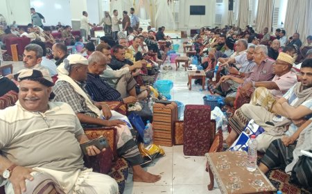 قيادات في الدولة والحكومة وجموع كبيرة من الجهات الرسمية والشعبية يقدمون واجب العزاء للاستاذ / عبدالحكيم القباطي بوفاة والدته  