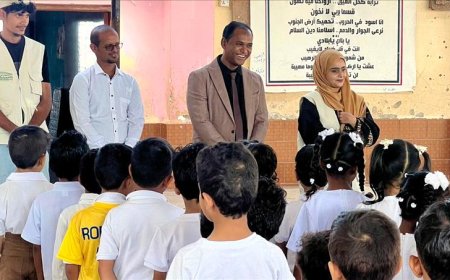 مؤسسة قمة عدن تنفذ برنامج الوجبات المدرسية للطلاب
