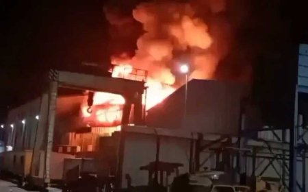 حريق هائل بميناء المكلا ومخاوف من وصول النيران لخزانات النفط والغاز القريبة