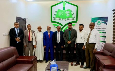 رئيس جامعة المهرة يلتقي نائب رئيس جامعة سيئون لشؤون الطلاب.
