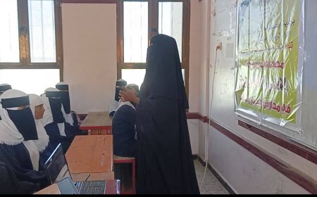 أبين.. اللجنة الوطنية للمرأة تنفذ محاضرة توعوية حول الأبتزاز الالكتروني بمجمع خولة للبنات بزنجبار.