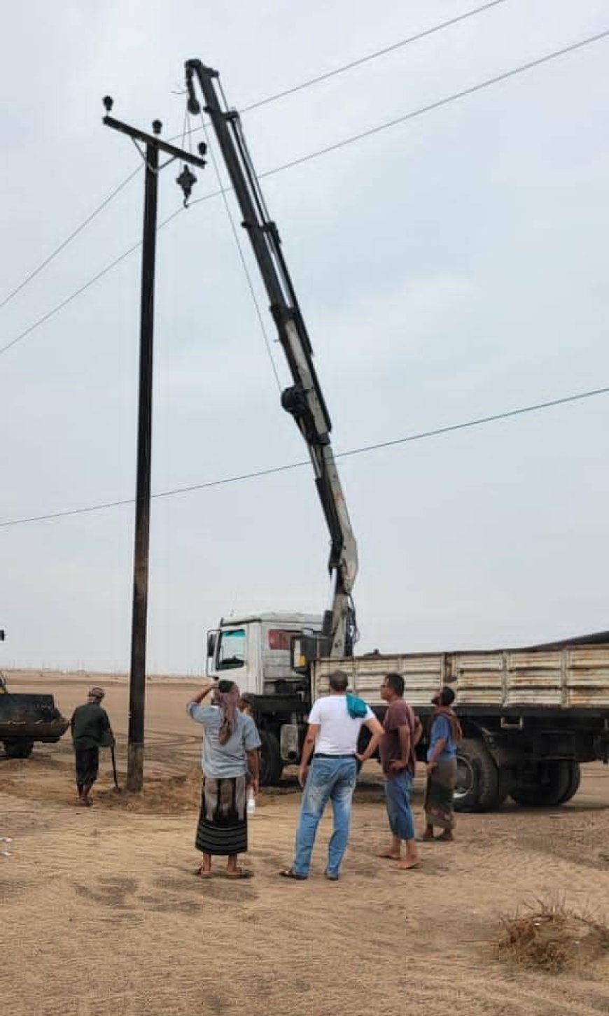 بعد الامطار التي شهدها الحقلين..  باخبيرة يطلع على اعمال صيانة التيار الكهربائي في حقلي بئر أحمد وناصر 