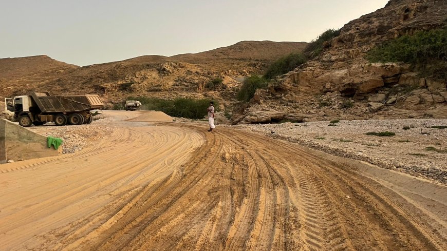 رئيس اتحاد شباب الغد يشرف على إصلاح طريق حوف - الغيضة المتضرر من الحالات المدارية