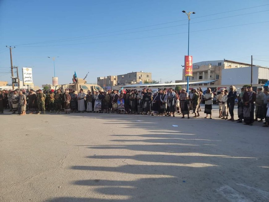 أبناء شبوة يودون صلاة الجنازة على القائد السليماني في جامع عمر بن عبد العزيز بالعاصمة عتق