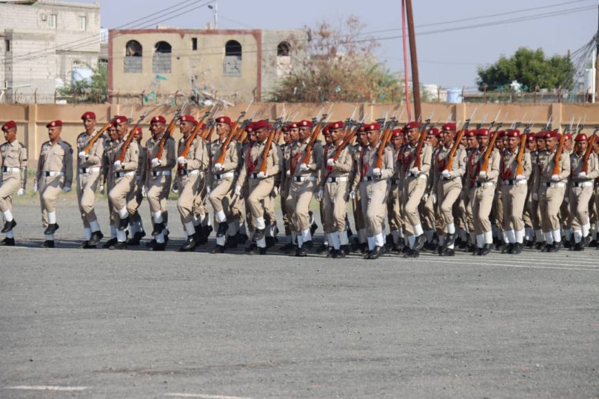 وزير الدفاع يشهد عرضًا عسكريًا لطلبة الكلية الحربية في عدن بمناسبة ذكرى ثورة 14 أكتوبر المجيدة