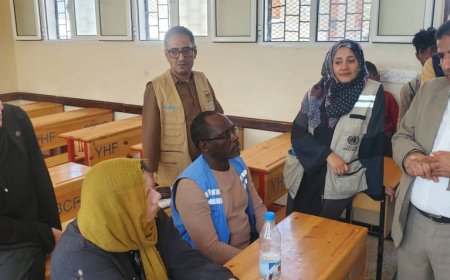 وفد دولي يزور مدرسة الأنوار بمخيم الحجب بمقبنة ويبحث واقع التعليم