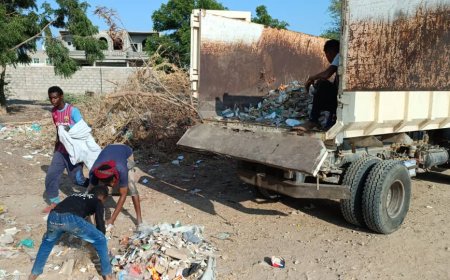مدير صندوق النظافة بمديرية أحور يدشن حملة نظافة واسعة لمدرسة الزهراء للبنات بالمدينة