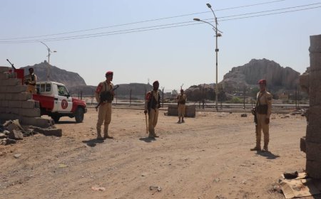 الشرطة العسكرية تكثف إنتشارها في مدن العاصمة عدن لتنظيم حركة السير وضبط المخالفين للنظام والقانون