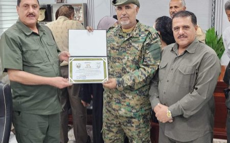 مدير أمن العاصمة عدن يمنح مدير قسم شرطة كريتر درع الوفاء والتقدير 