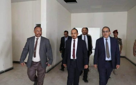 المحافظ بن ماضي والوزير بحيبح يطلعان على احتياجات التجهيز لمشفى الأمومة والطفولة بحي 40 شقة بالمكلا