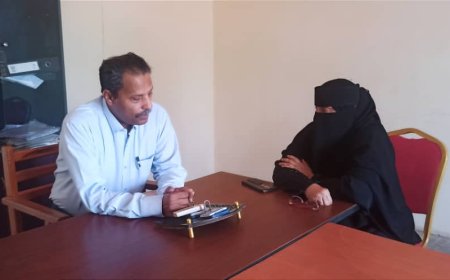 محافظ ابين يلتقي مديرة الخدمة المدنية والتأمينات.. واللقاء يناقش الانضباط الوظيفي ومتابعة العلاوات التكميلية للموظفين