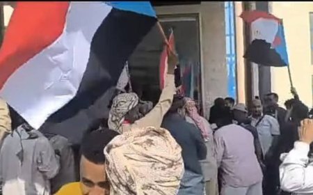 حشود جنوبية تتظاهر في عدن رفضاً لتكتل الأحزاب اليمنية
