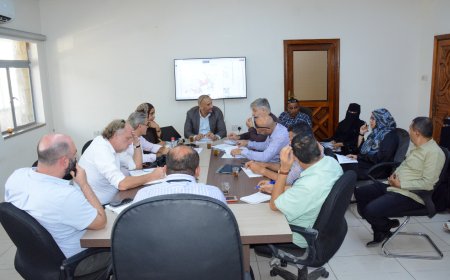 باخبيرة يناقش مع فريق دولي واقع وأوضاع قطاع المياه والصرف الصحي في عدن