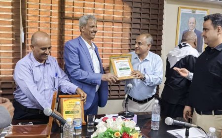 مكتب التربية بلحج يحظى بدرع القيادة المحلية بالمحافظة